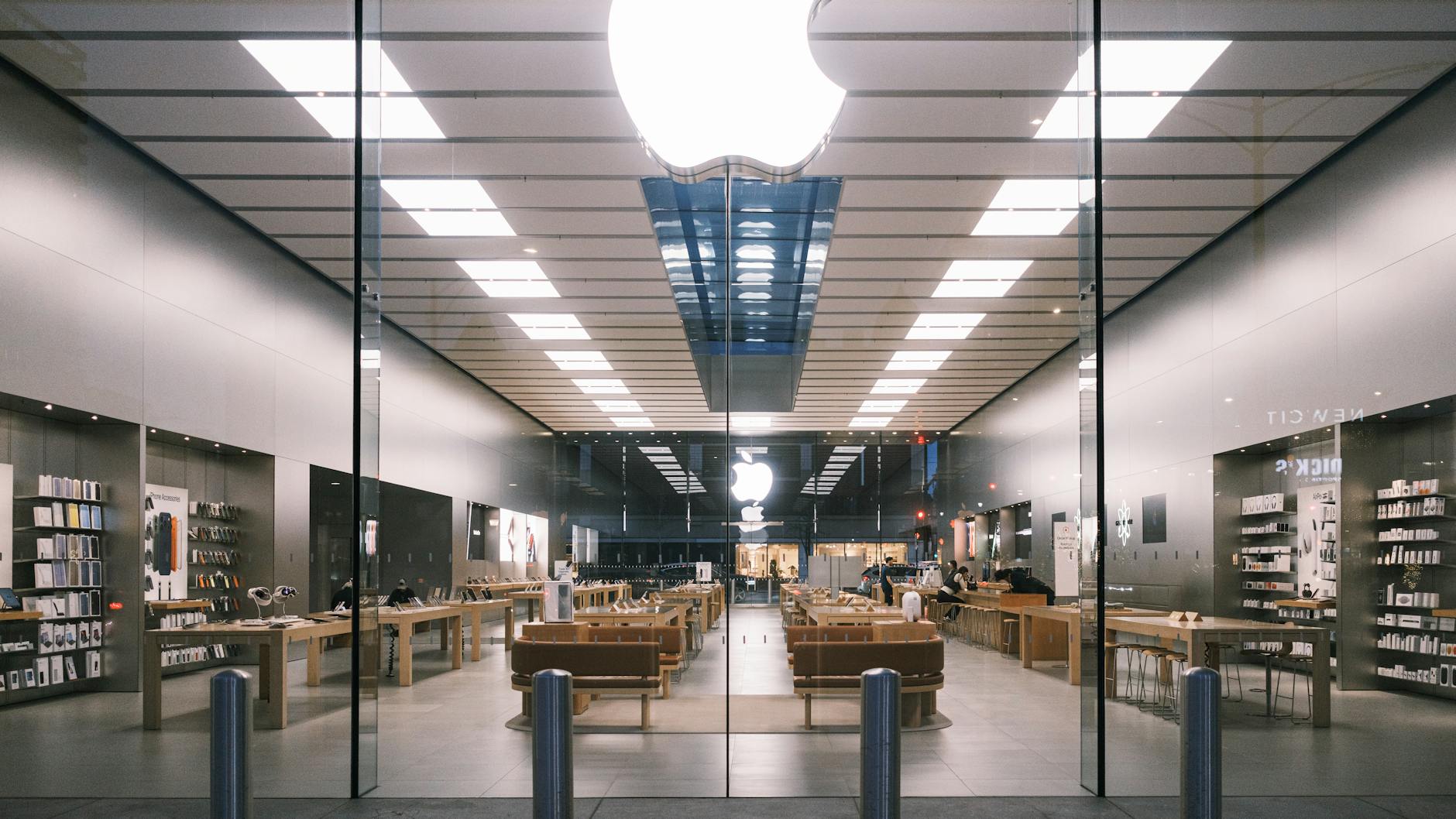 Digital retail technology interface showing modern e-commerce solutions