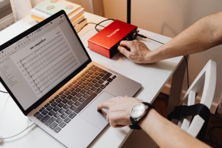 Person recording their laptop screen for an async video message